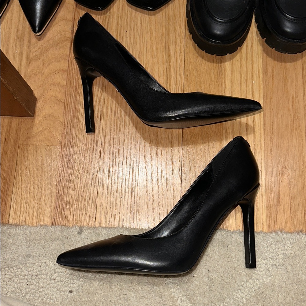 NWT GUESS PUMPS
